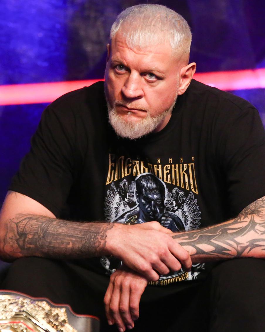 Боец Александр Емельяненко заявил, что у него отнялись ноги