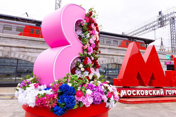 К 8 Марта на площадках московского транспорта появились фотозоны и инсталляции