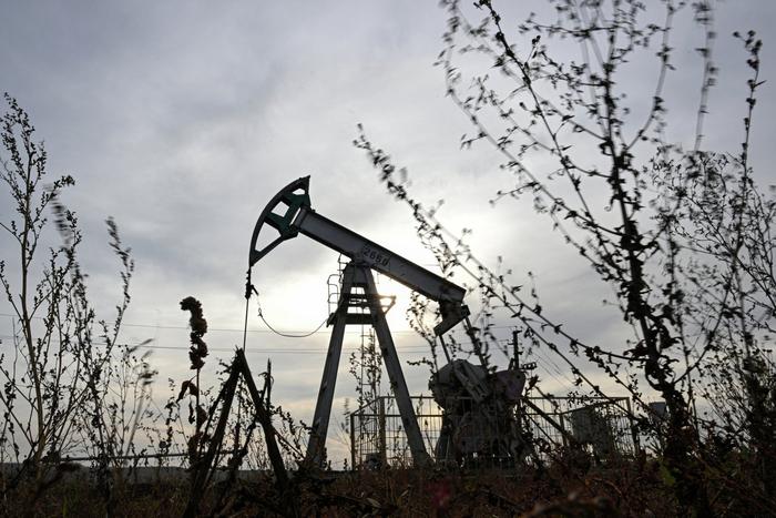 Цены на нефть упали ниже 70 долларов за баррель впервые с октября 2024 года