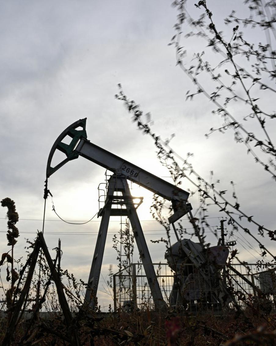 Цены на нефть упали ниже 70 долларов за баррель впервые с октября 2024 года