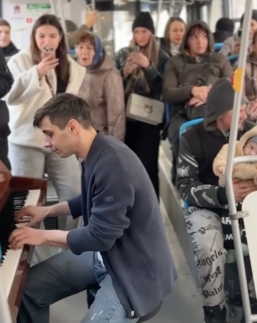 Музыкант Руслан Нуриев, сыгравший на пианино в автобусе, теперь собирает аншлаги на своих концертах