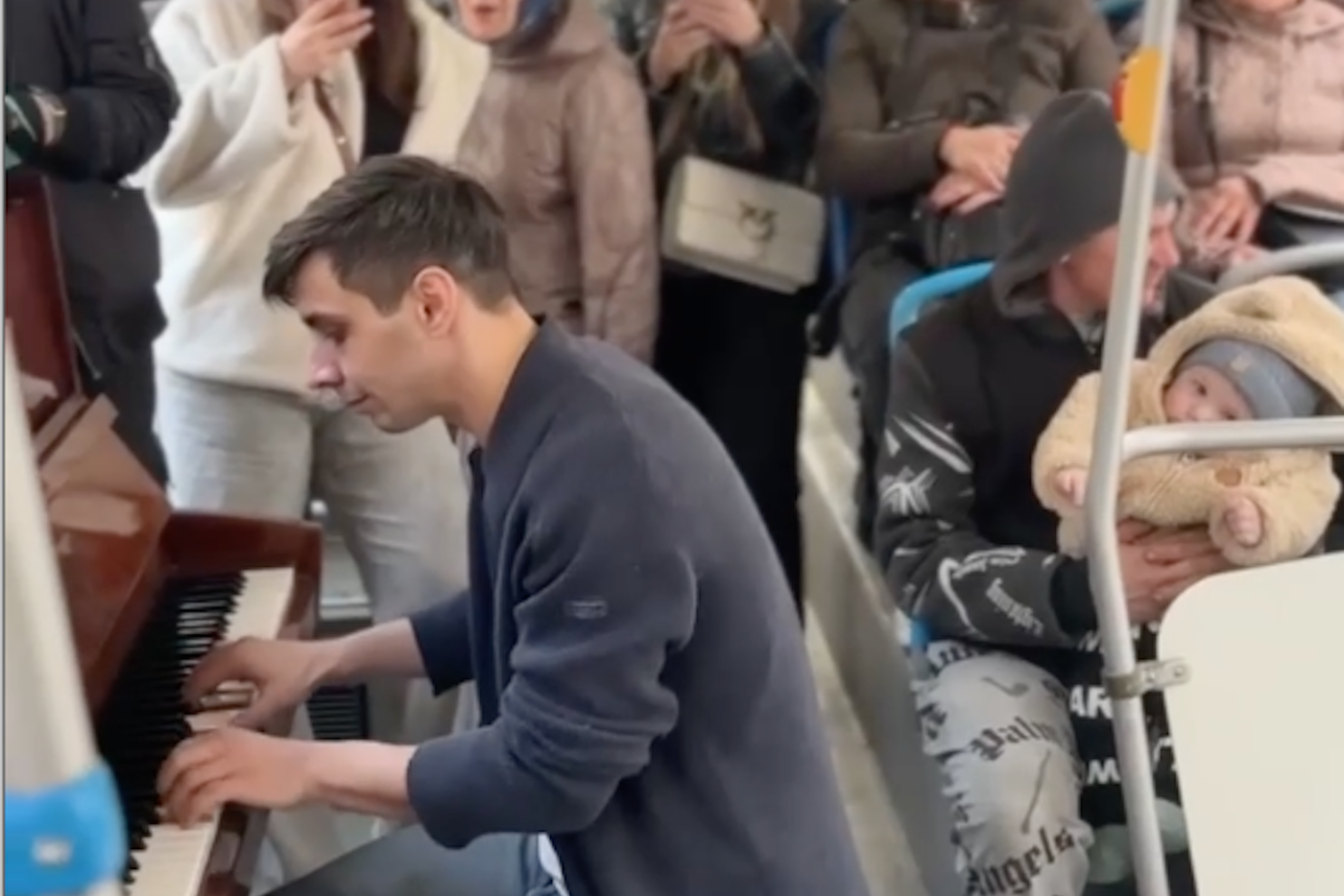 Музыкант Руслан Нуриев, сыгравший на пианино в автобусе, теперь собирает аншлаги на своих концертах