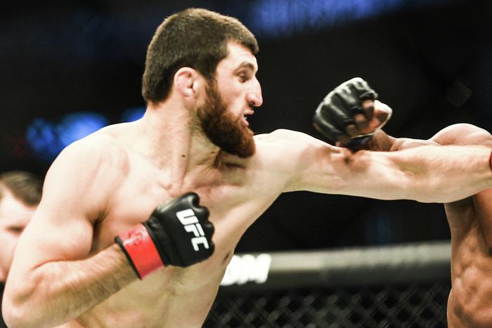 Магомед Анкалаев пытается взять чемпионский пояс UFC в Рамадан