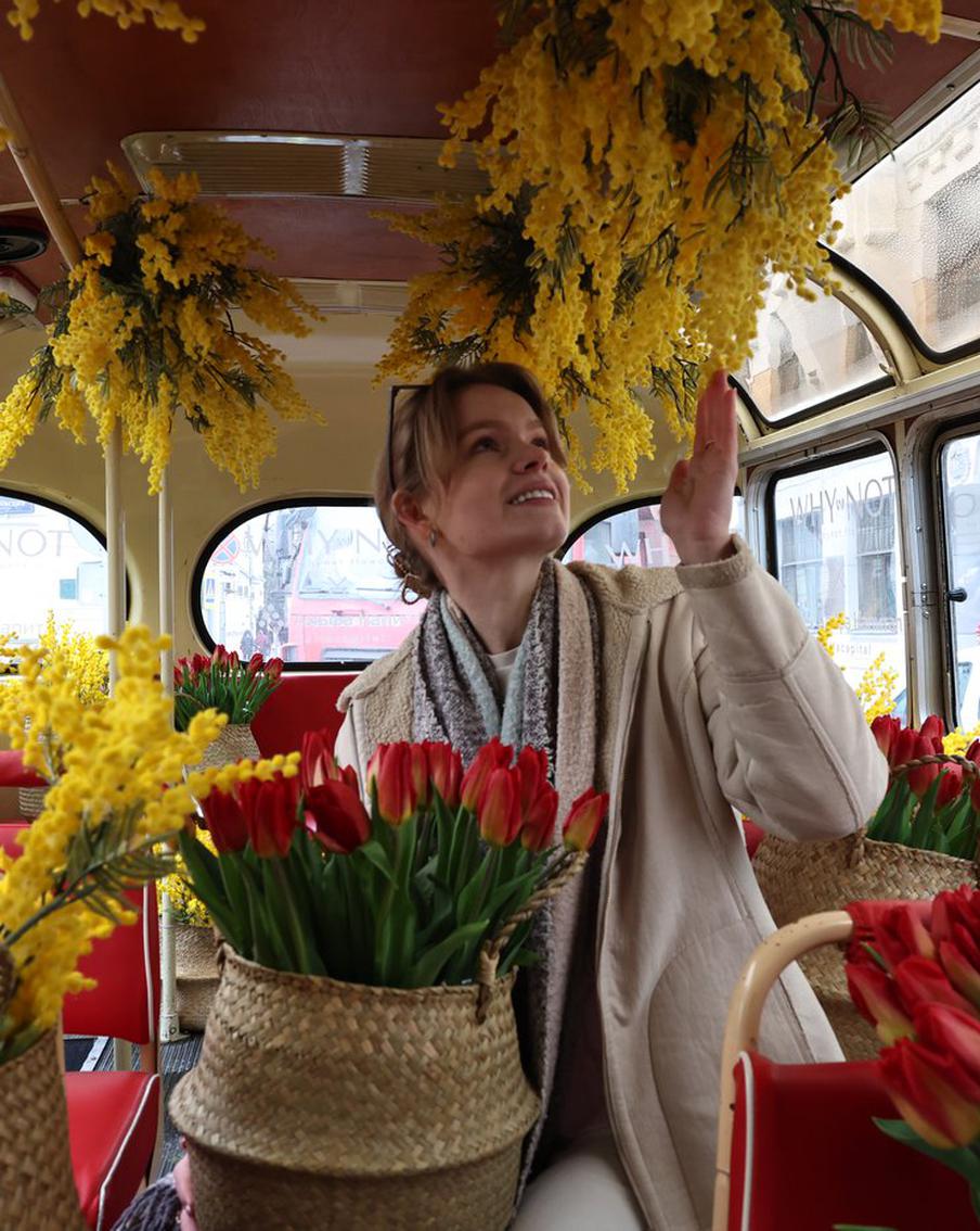 В ретроавтобусе на Патриарших прудах распускаются тюльпаны, а с потолка свисает мимоза