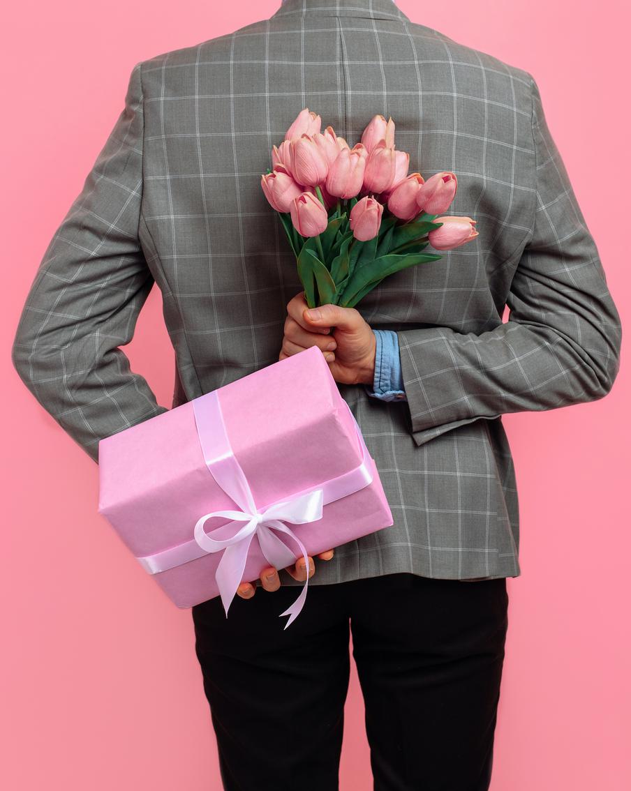 Мужчины столицы признались, какие подарки они мечтают дарить