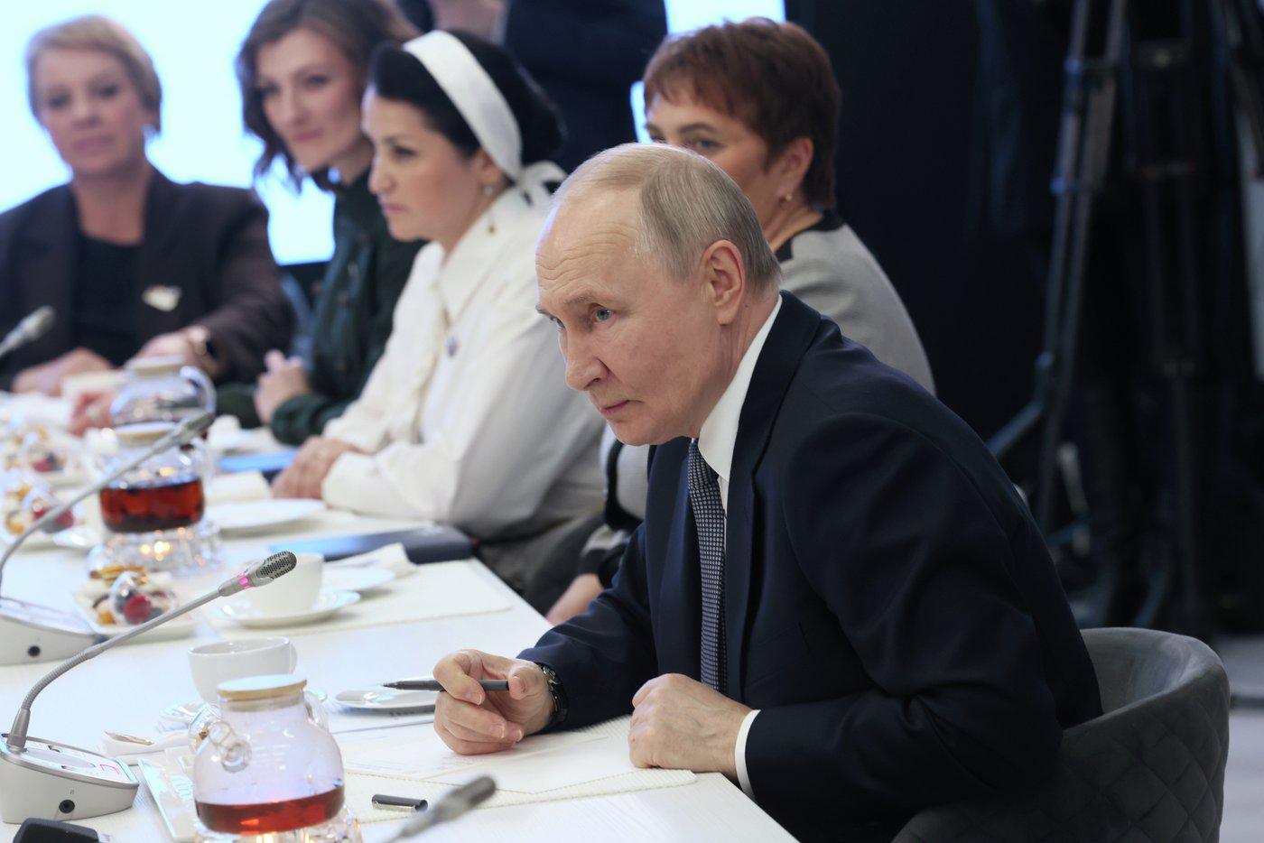 Путин согласился с тем, что нужно наградить женщину-медика из Тувы