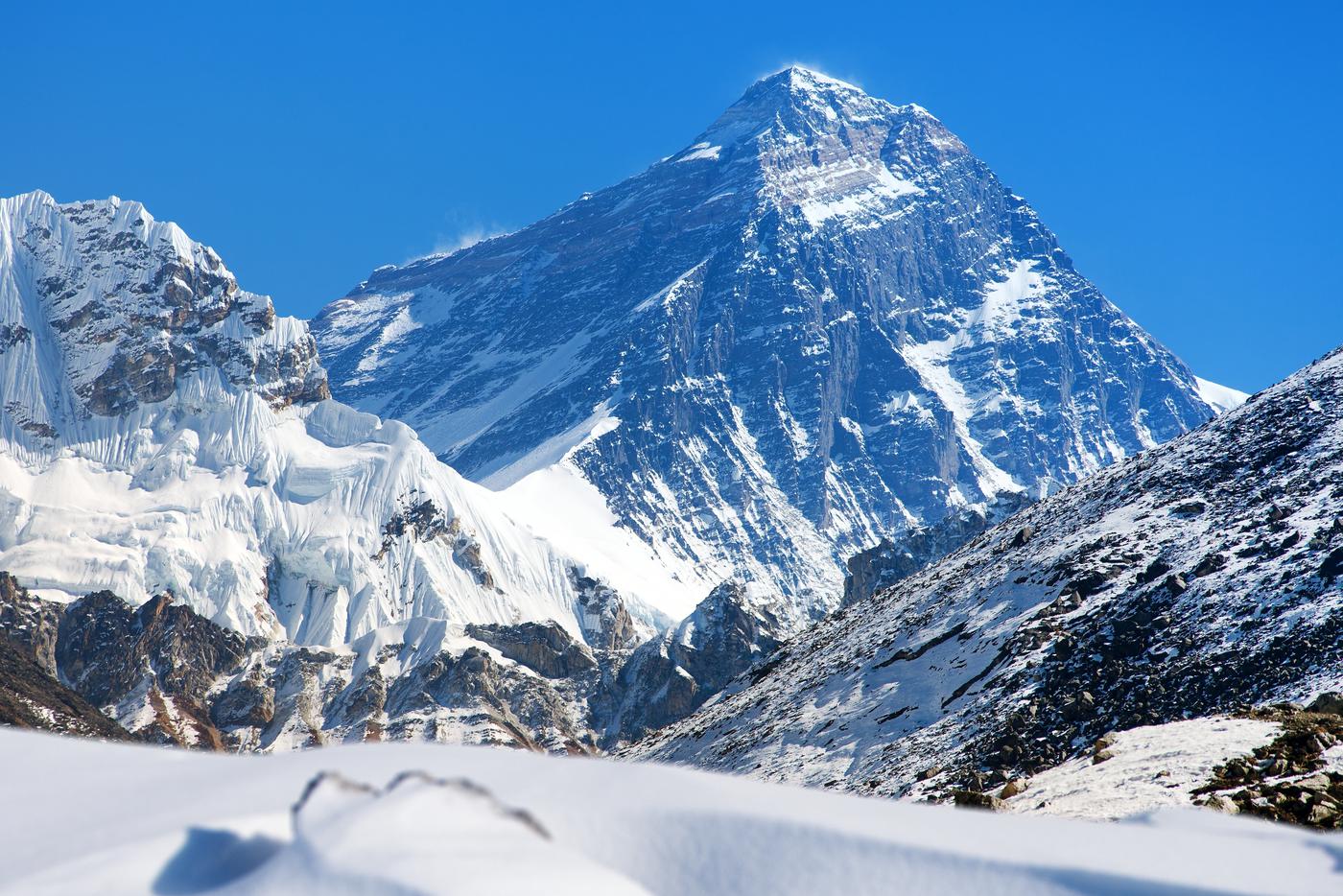 Сезон на Эвересте 2025: очереди, кислород и новые правила восхождений