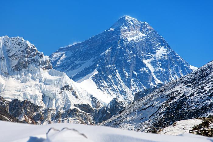 Сезон на Эвересте 2025: очереди, кислород и новые правила восхождений