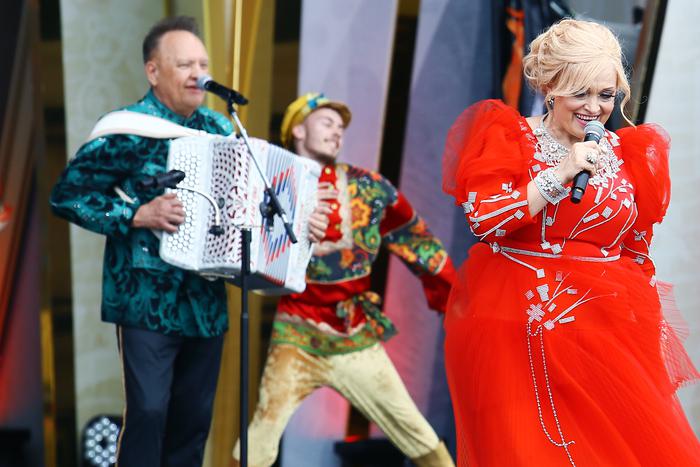 У зумеров новый хайповый тренд – они со всех городов едут на концерты… Надежды Кадышевой