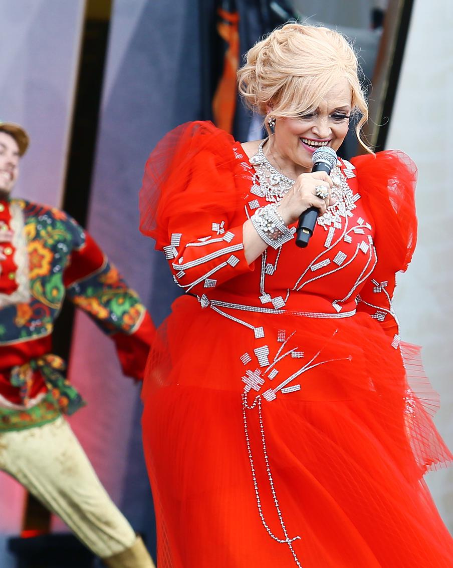 У зумеров новый хайповый тренд – они со всех городов едут на концерты… Надежды Кадышевой