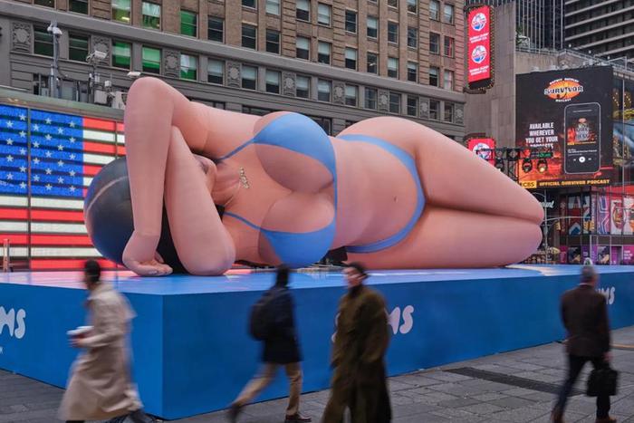 В Нью-Йорке появилась 20-метровая надувная фигура Ким Кардашьян: что происходило в мире моды и красоты на этой неделе