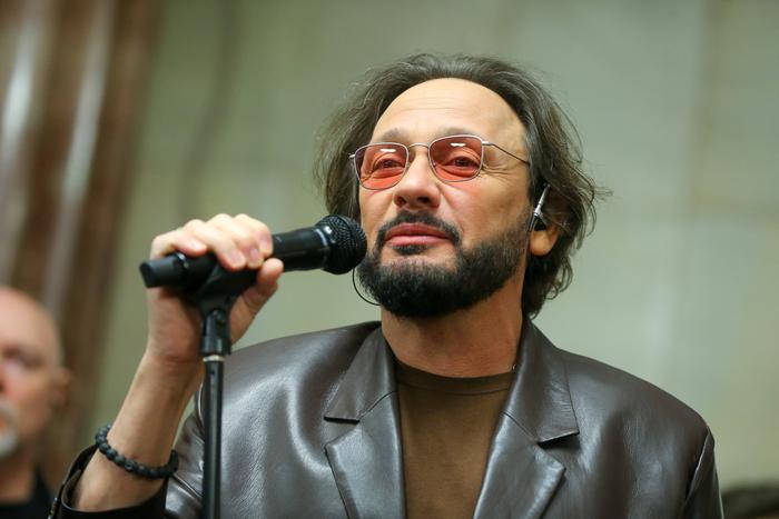 Стас Михайлов поздравил российских женщин с 8 Марта концертом в столичном аэропорту Шереметьево