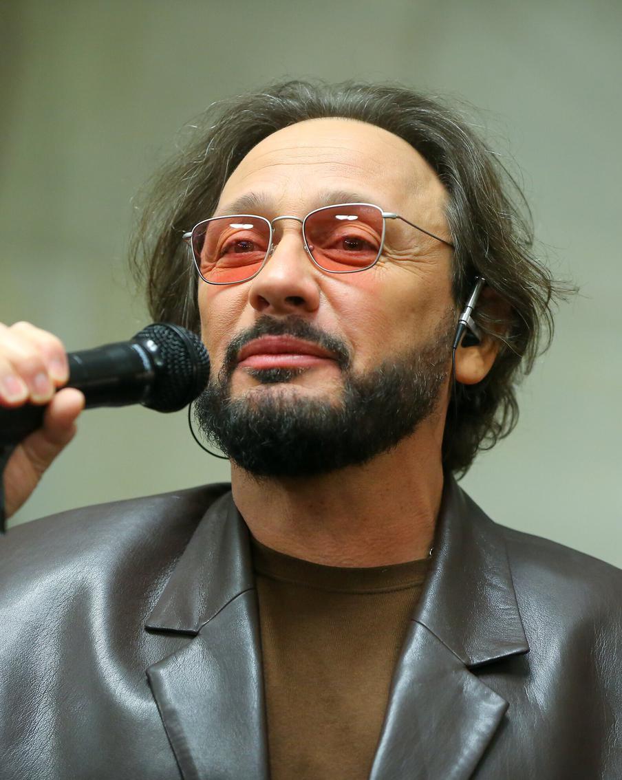 Стас Михайлов поздравил российских женщин с 8 Марта концертом в столичном аэропорту Шереметьево