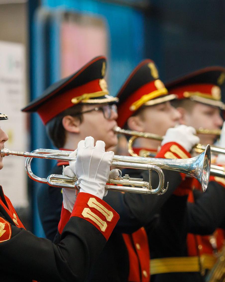 Оркестр Росгвардии поздравил москвичек с 8 марта живым концертом на станции метро "Курская"