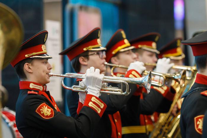 Оркестр Росгвардии поздравил москвичек с 8 марта живым концертом на станции метро "Курская"