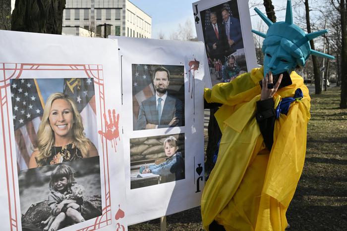 В США предложили протестующим, донимавшим Вэнса, отправиться на фронт