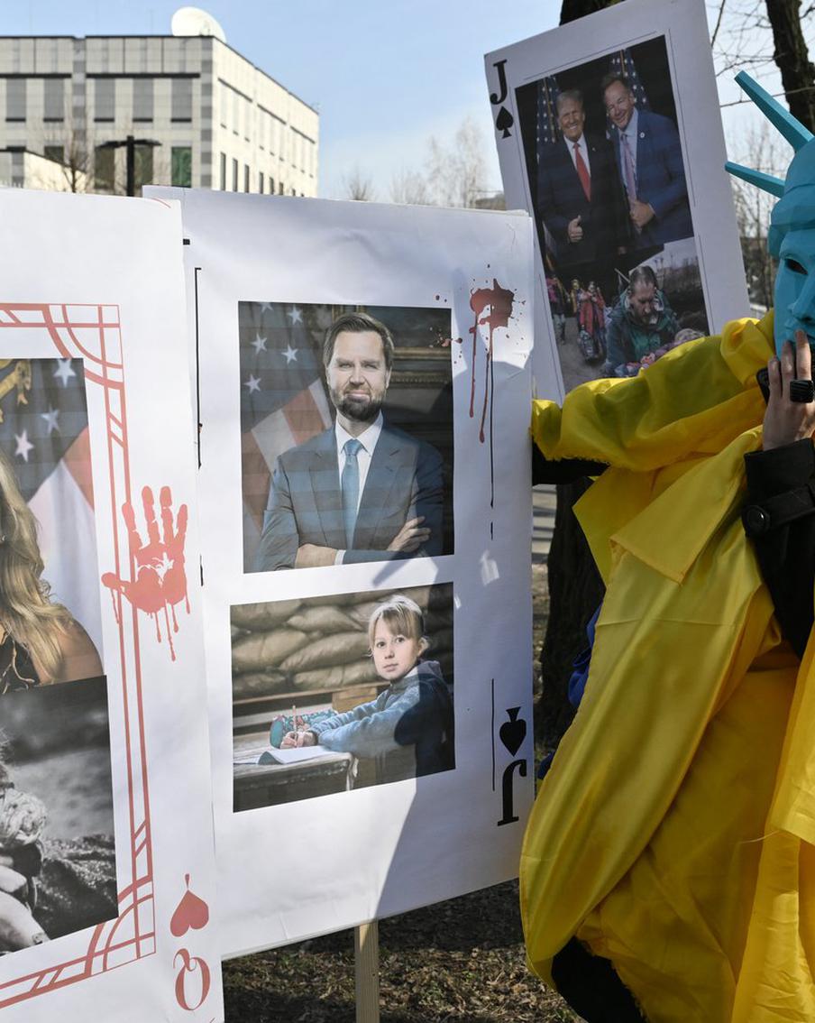 В США предложили протестующим, донимавшим Вэнса, отправиться на фронт