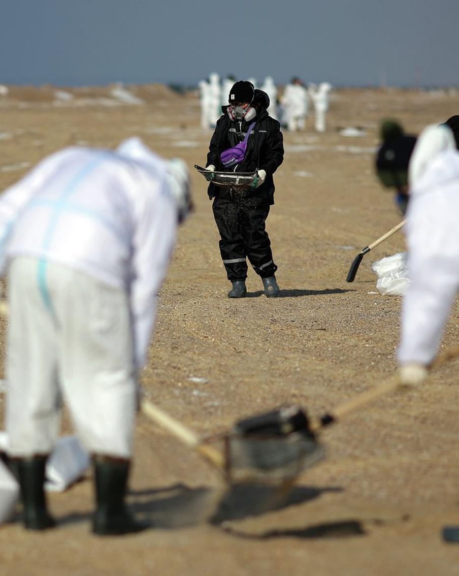 В Краснодарском крае вновь были зафиксированы выбросы мазута в районе крушения двух нефтетанкеров