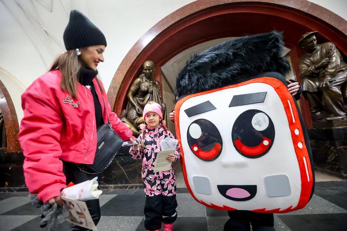 Цветы дарили роботы, инспектора и Метроша: как москвичек поздравляли с 8 Марта