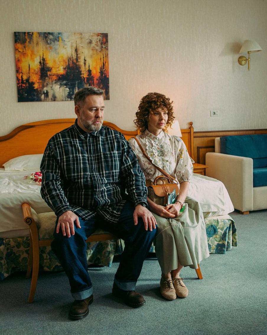 Любовь к женщинам из одной семьи передаётся по наследству: каким получился комедийный сериал "Три плюс три"