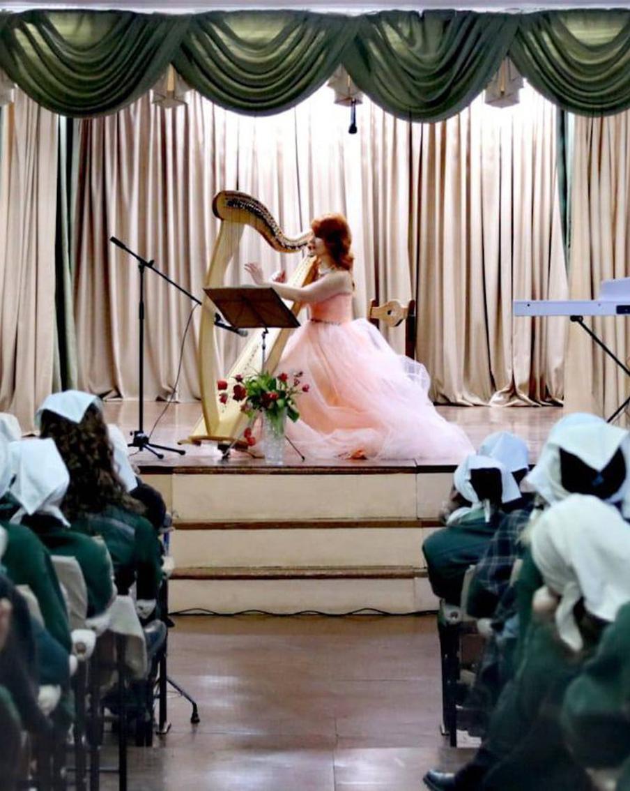 В колонию на 8 Марта пришла фея с арфой