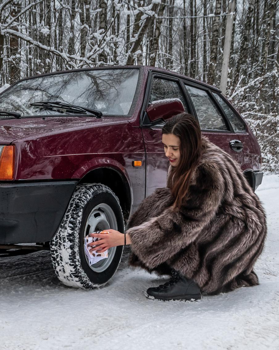 "Вишнёвая девятка" сводит с ума блогеров, актёров и рекламщиков: москвичка сдаёт в аренду старую машину отца