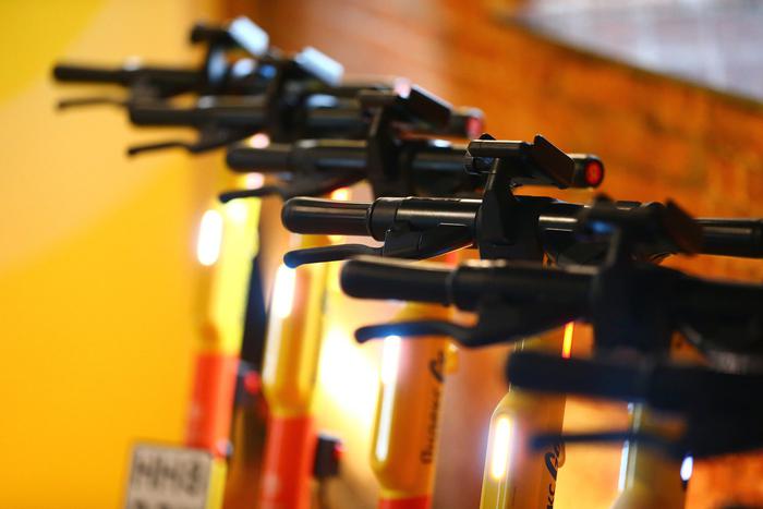 Минтранс предлагает запретить требовать от пешеходов пропустить самокаты