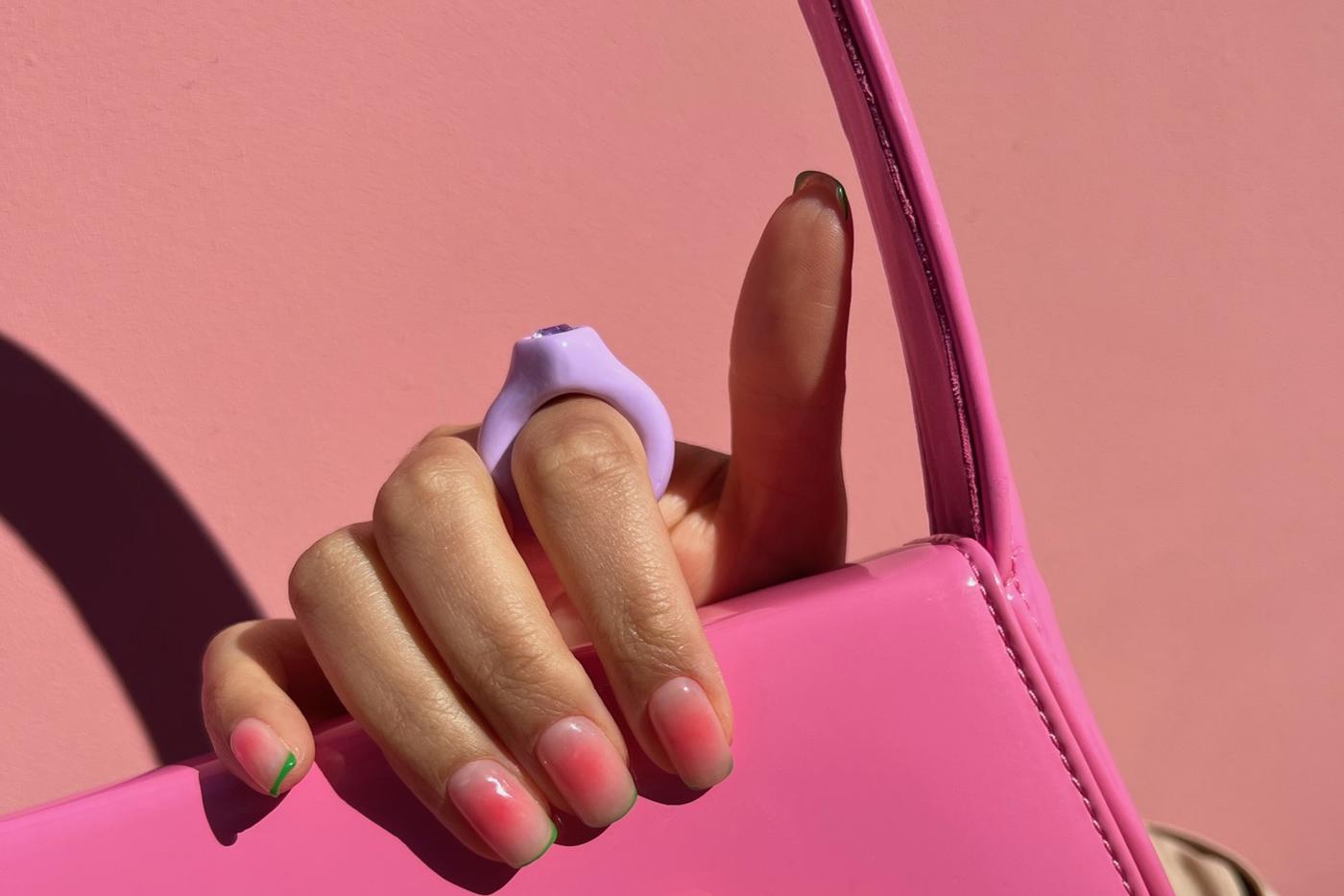 Яркие цвета, натуральные оттенки и эффект глазури: модный маникюр весны-2025