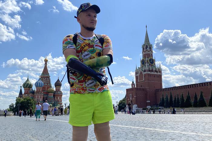 "Монтировал ролики носом": как блогер без рук и ног стал звездой в Сети