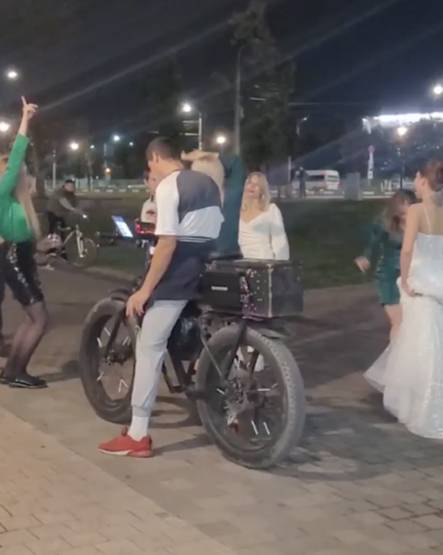 Велосипедист-меломан причиняет добро жителям Тулы. Мужчина врубает музыку на всю катушку, но не всем это нравится