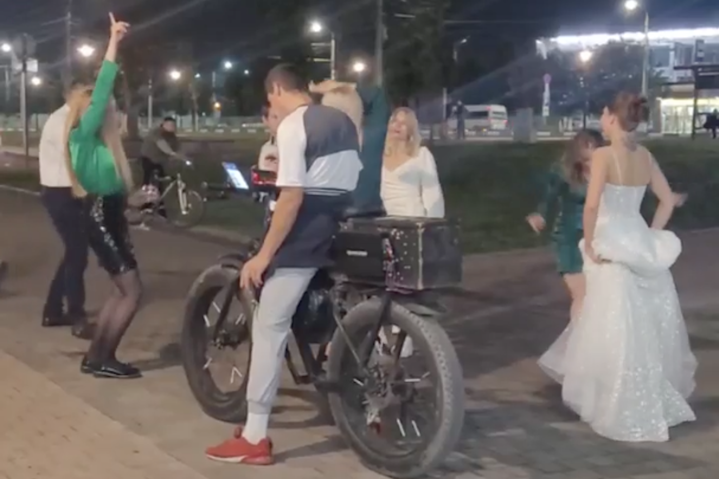 Велосипедист-меломан причиняет добро жителям Тулы. Мужчина врубает музыку на всю катушку, но не всем это нравится