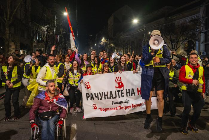 Автомобиль въехал в толпу участников антиправительственной акции в Белграде