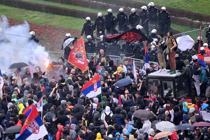 В ходе митинга сербской оппозиции в Белграде пострадали 56 человек