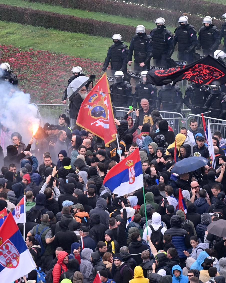 В ходе митинга сербской оппозиции в Белграде пострадали 56 человек