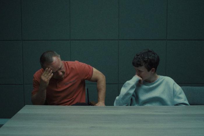 В Сети вышел мини-сериал "Переходный возраст", снятый одним кадром