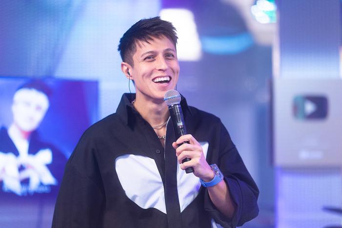 "Наши девчонки сделаны из самого лучшего материала": Хабиб представил новую песню и рассказал про главную слушательницу