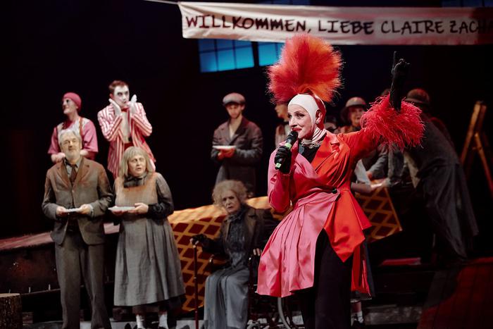 Старая дама взяла напрокат свиту у Воланда: в Театре имени Пушкина премьера — спектакль "Сделка"