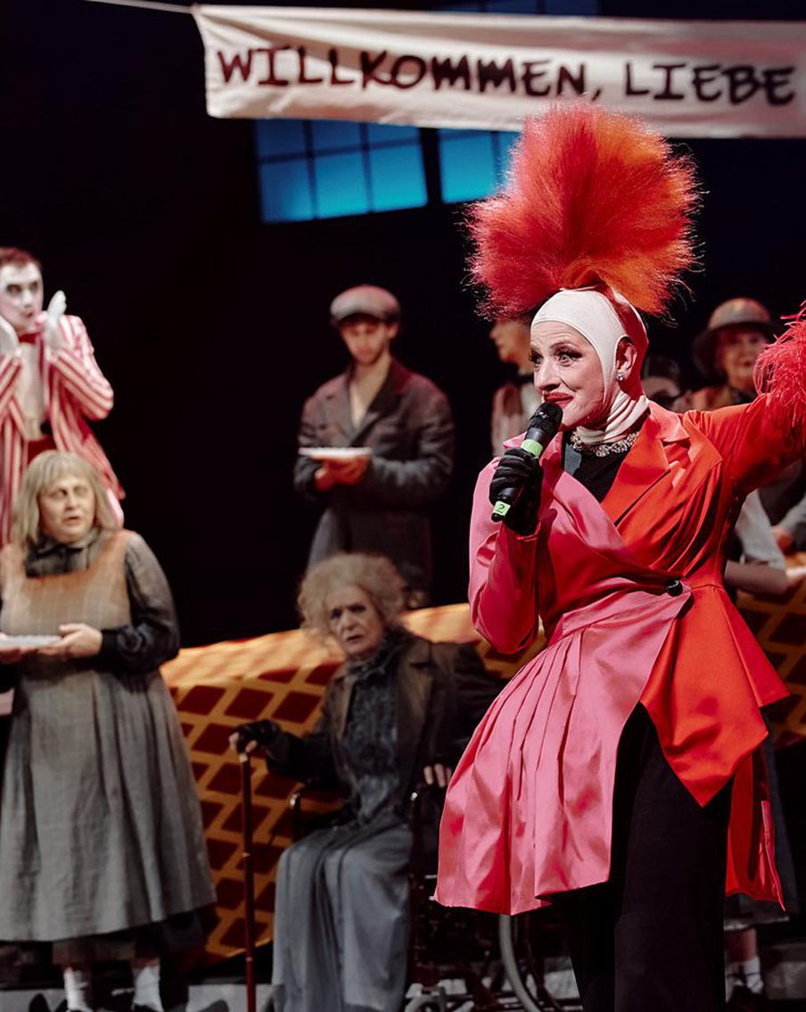 Старая дама взяла напрокат свиту у Воланда: в Театре имени Пушкина премьера — спектакль "Сделка"