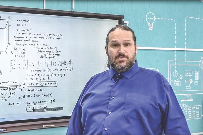 Педагог своим примером научил ребят быть рыцарями. Как учитель математики нашёл единомышленников среди учеников