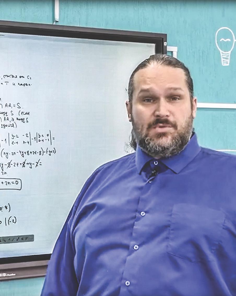 Педагог своим примером научил ребят быть рыцарями. Как учитель математики нашёл единомышленников среди учеников