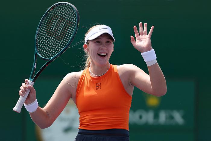 Триумф 17-летней Мирры Андреевой обсуждает весь спортивный мир