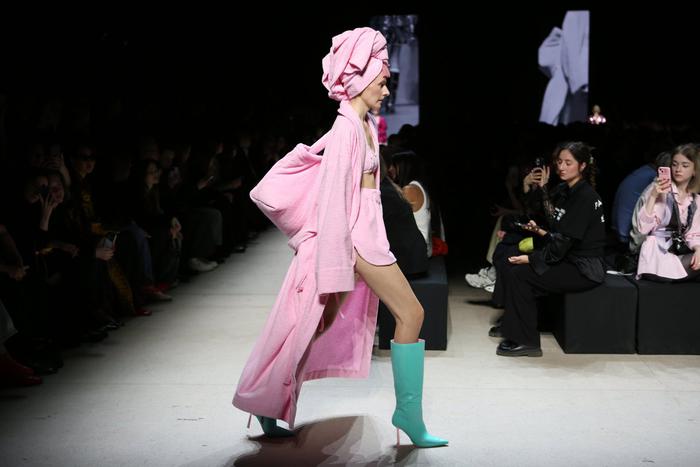 Контрасты, архивные элементы и игра цвета: коллекция Bitte_Ruhe на Московской неделе моды