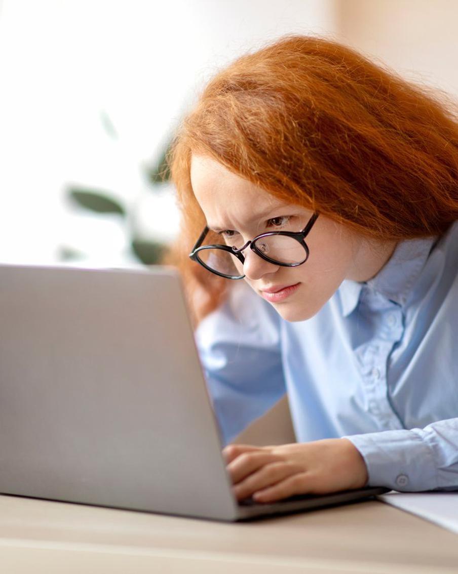 Подростки теряют зрение, а родители этого не замечают: на какие тревожные симптомы стоит обращать внимание старшим