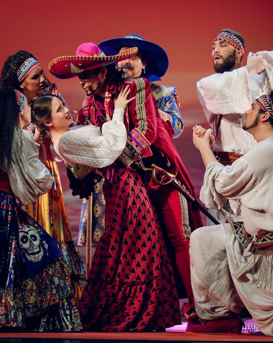 Зорро от Современного театра мюзикла оказался вовсе не тем, о ком мы думали раньше. Но фехтует он не хуже