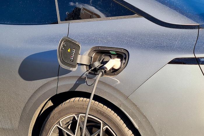 Электрокаров всё больше в Подмосковье: для них открывают зарядные станции и не только