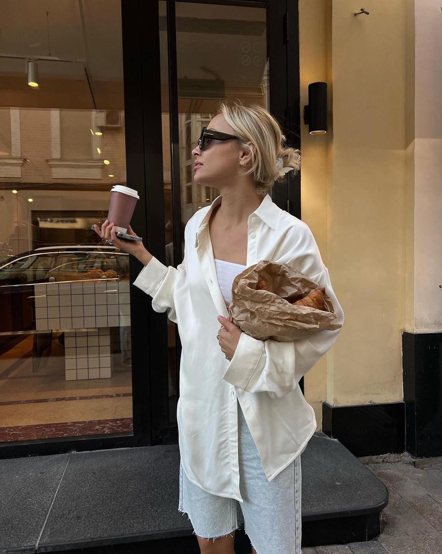 Лёгкую шелковистую модель актуально носить поверх топов.