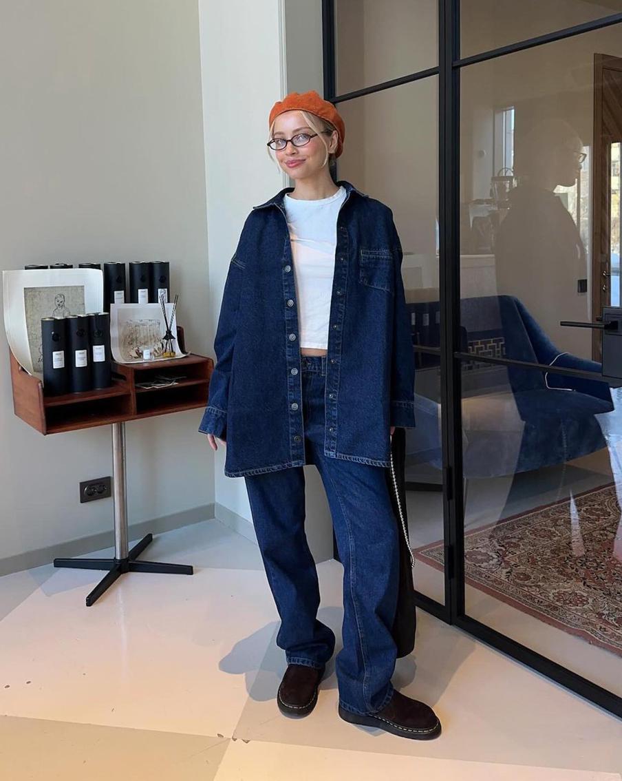 Рубашку из денима можно носить как отдельно, так и в сочетании с джинсами.