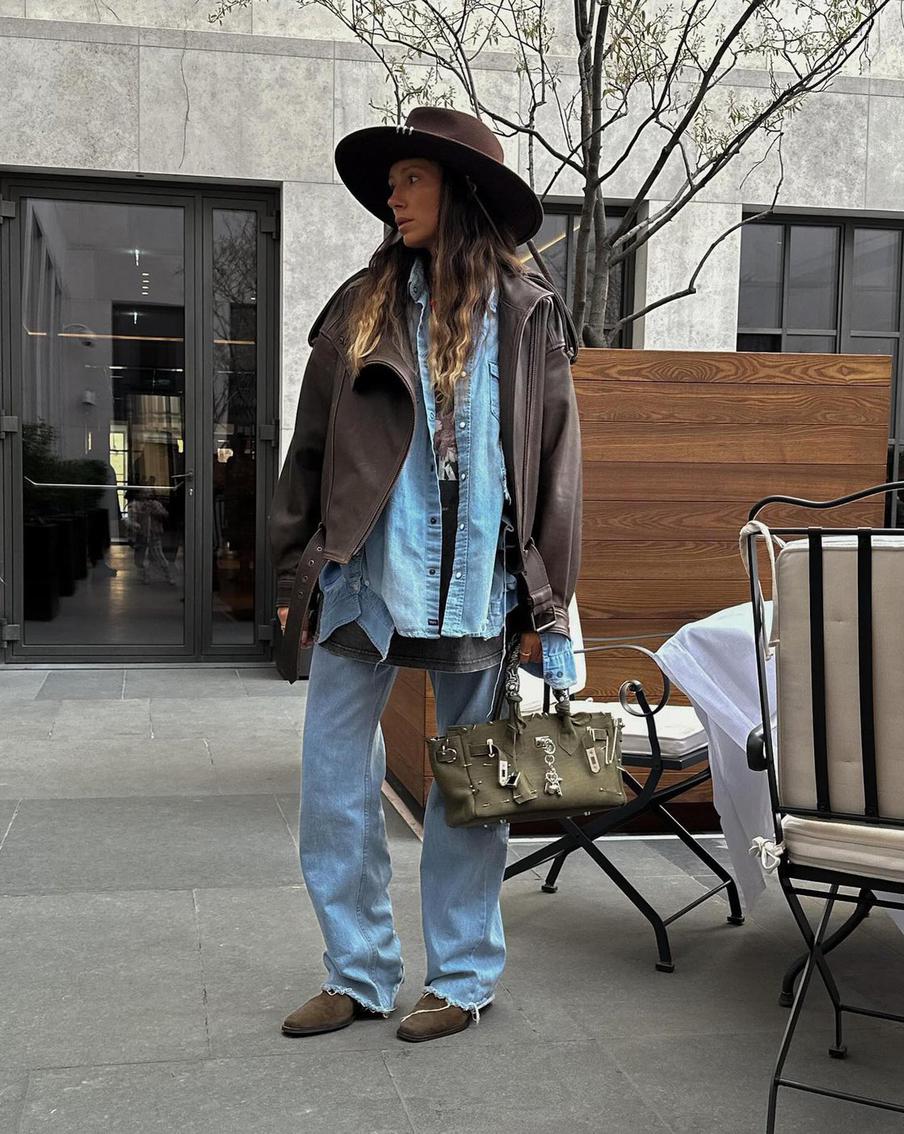 Деним составит отличную компанию как спортивному, так и образу в стиле вестерн.