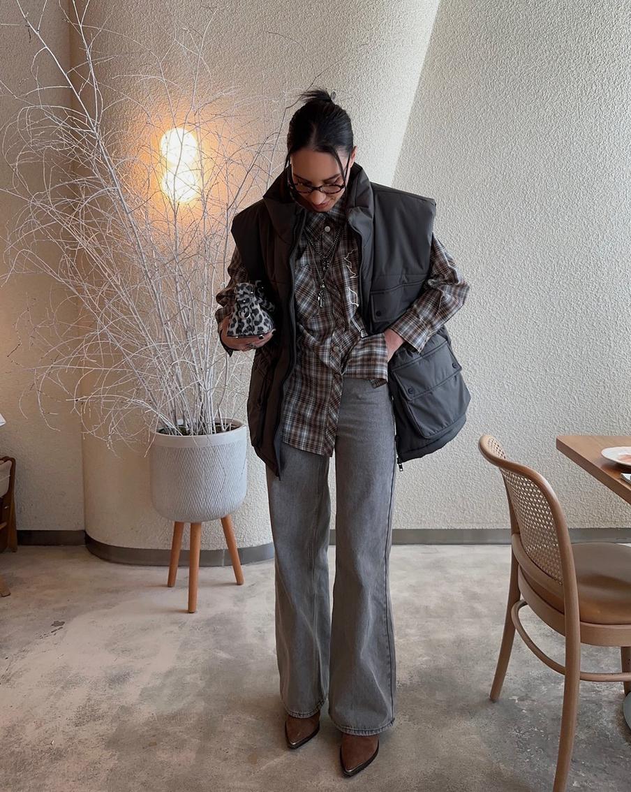 Прохладной весной фланелевую рубашку в клетку можно сочетать с трендовым жилетом.