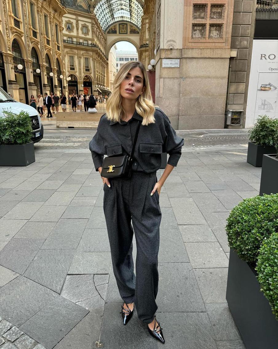 Рубашка в сочетании с брюками из того же материала – блестящая замена костюму.